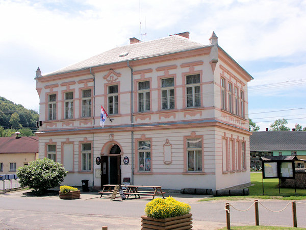 Gemeindeamtsgebäude, 1902 als Schule gebaut.