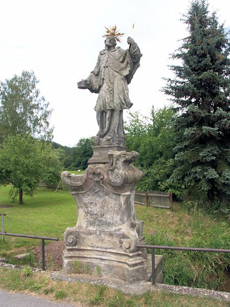 Statue des Heiligen Johannes von Nepomuk auf der Brücke über den Fluss Svitávka.