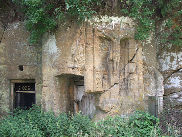 Felsen mit Volksrelief der Kreuzigung.