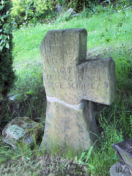 Das steinerne Schille Kreuz bei Haus Nr. 5 am nordwestlichen Ende des Dorfes.