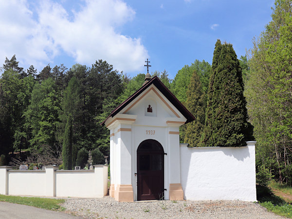 Kaplička na nároží hřbitova.