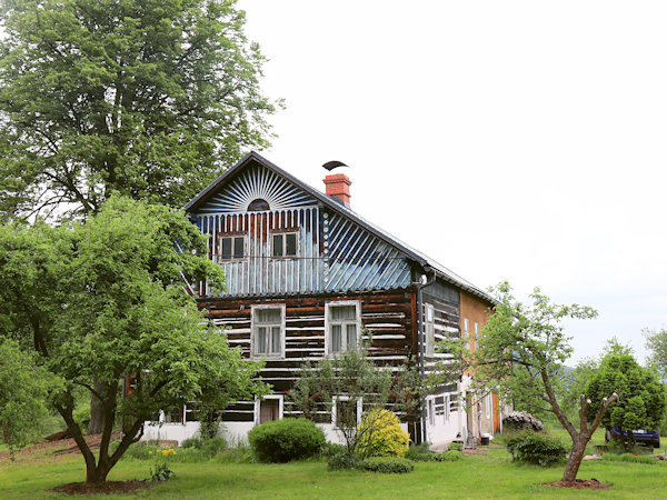 Einstöckiges Haus mit Umgebinde am Rande der Gemeinde.Foto: Jiří Kühn.