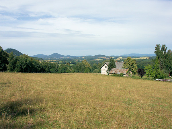 Aussicht vom oberen Teil der Ansiedlung nach Nordosten zum Jezevčí vrch (Limberg) und zum Ještědský hřeben (Jeschkenkamm).