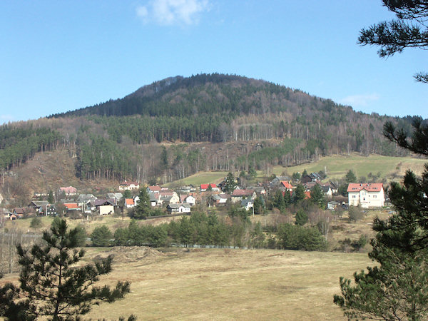 Gesamtansicht der Gemeinde unter dem Zelený vrch (Grünberg).