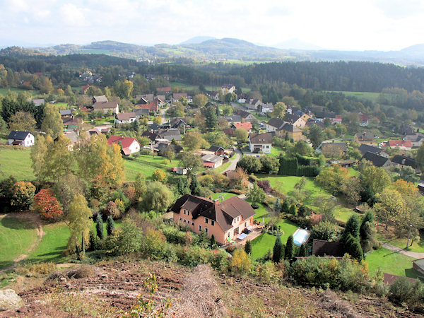 Pohled na Drnovec z vyhlídky na svahu Zeleného vrchu.