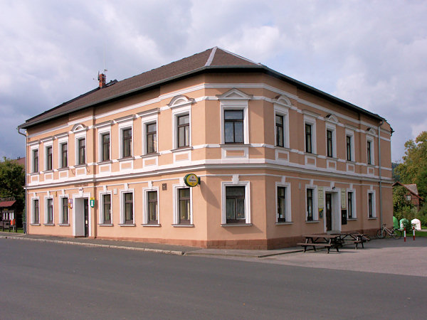 Budova obecního úřadu s hostincem v centru obce.