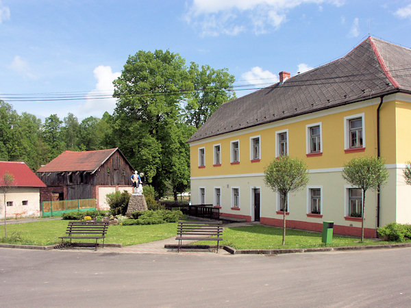 Der kleine Park mit der Statue Josef II. an der Schule.