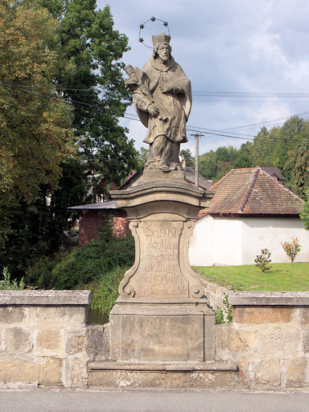 Die Statue des hl. Johannis von Nepomuk auf der Brücke über die Svitávka (Zwittebach).