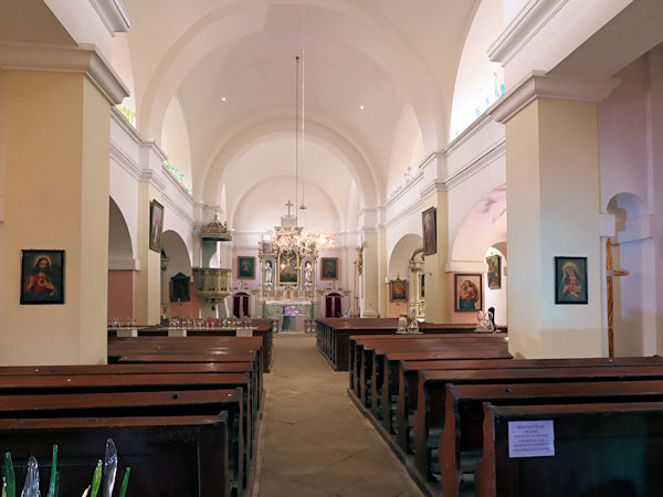 Interiér kostela Povýšení svatého Kříže upravený jako galerie moderního skla.