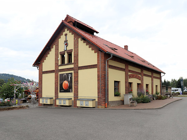 Glashütte von Jiří Pačinek in der Nähe der Kirche.