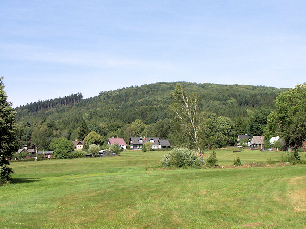 Pohled na horní část osady pod Suchým vrchem.