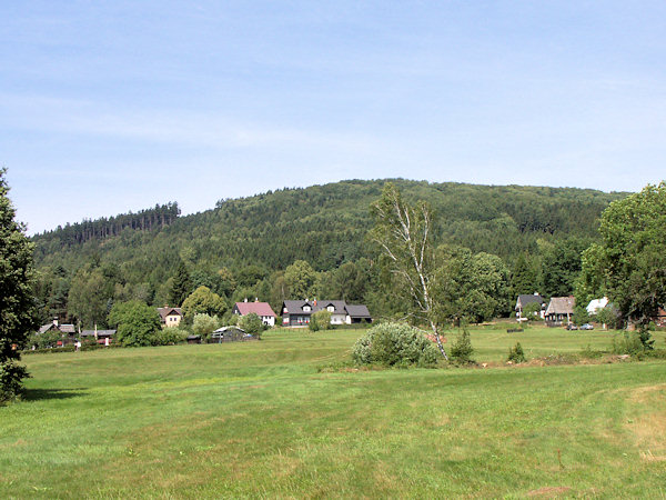 Blick auf den oberen Teil des Ortes unter dem Suchý vrch (Dürrberg).