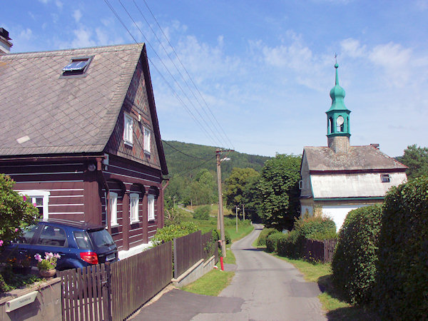 Ortseingang mit der ehemaligen Kapelle.