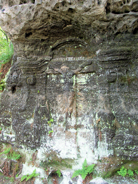 Kreuzigungsrelief am Felsen hinter dem Haus Nr. 85.