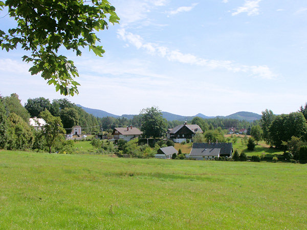 Häuser im südlichen Teil der Gemeinde. Unter den Bäumen links befindet sich die Kapelle des hl. Johannis des Täufers.