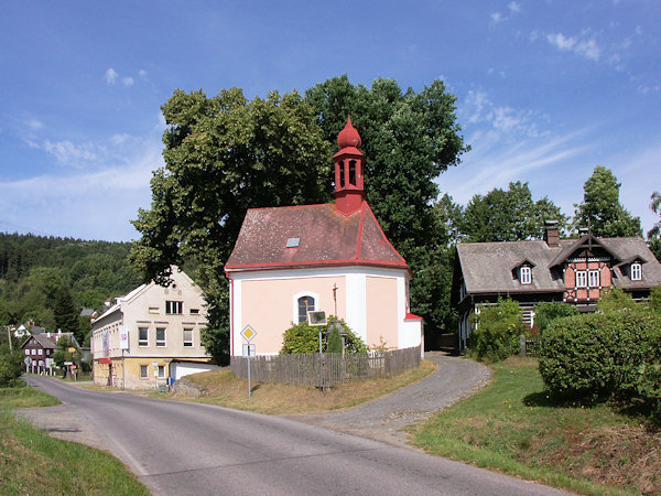 Kaplička sv. Jana Křtitele u silnice z Mařenic.