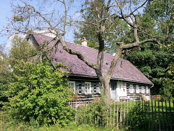 Památkově chráněný roubený domek staré školy č.p. 62 na dolním konci osady.
