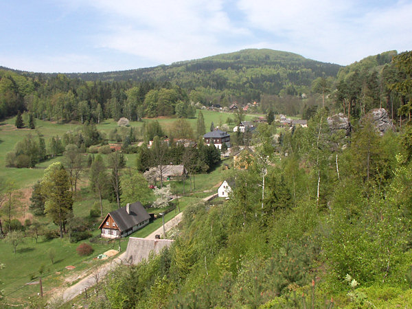 Pohled na domky v dolní části osady ze hřbetu Milíře. V pozadí je Velký Buk.