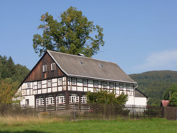 Umgebindehaus mit Fachwerk-Obergeschoss.