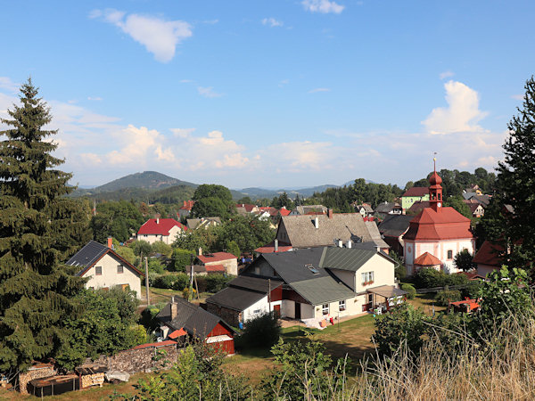 Domy za kaplí Nejsvětější Trojice.