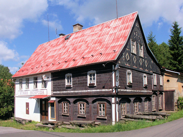 Das 'Alte Gasthaus' an der Kreuzung in der Dorfmitte.