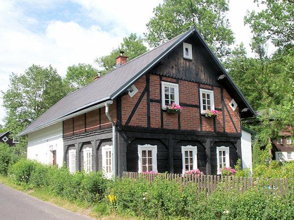 Umgebindehaus mit Fachwerkgiebel und Ziegelausfachung.