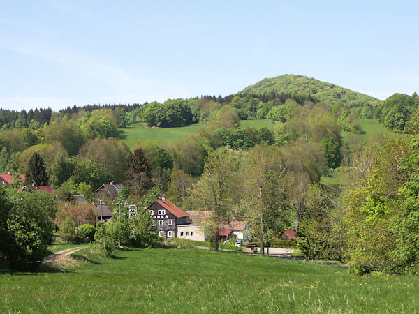 Pohled přes dolní část osady na horu Luž.