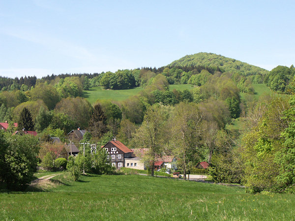 Blick über den unteren Teil des Ortes zum Berg Luž (Lausche).