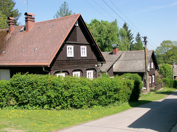 Holzhäuser in der Mitte des Dorfes.