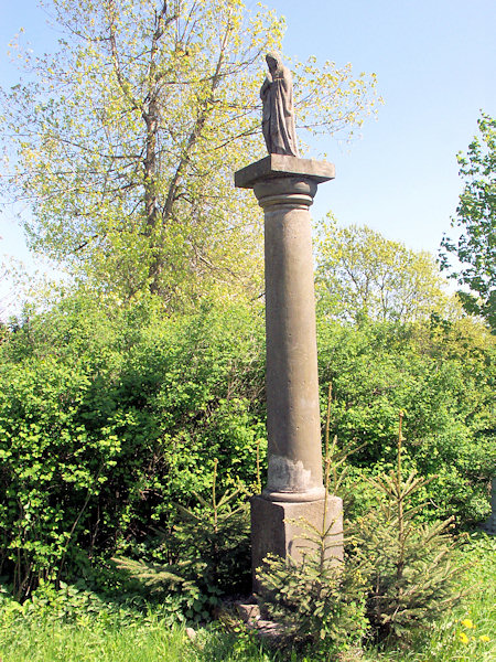 Säule mit der Statue der Jungfrau Maria.