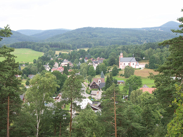 Blick auf den mittleren Teil von Mařenice von der Kapelle auf dem Berg Kalvárie.