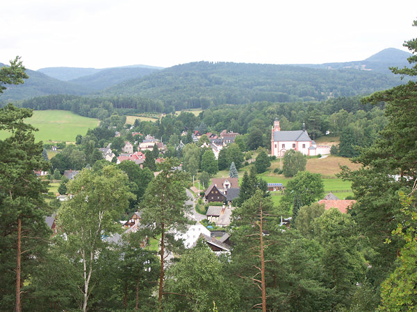 Pohled na střední část Mařenic od kaple na Kalvárii.