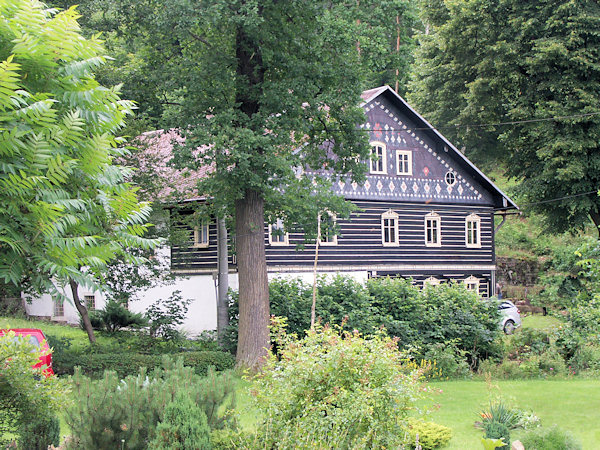 Das Gebäude der ehemaligen Mühle Nr. 57 aus der Mitte des 19. Jahrhunderts im oberen Teil des Dorfes.