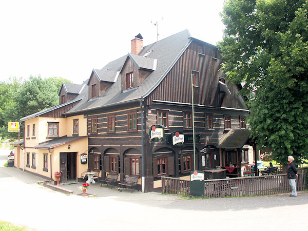 Gasthaus „U Tří lip“ im Ortskern.