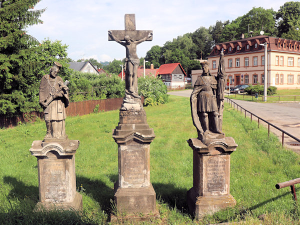 Statuen des hl. Johannis von Nepomuk, der Kreuzigung Christi und des hl. Wenzel.