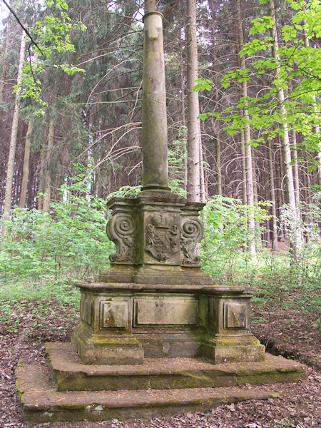 Der Mariensäule aus dem Jahr 1704 fehlt heute die ursprüngliche bildhauerische Verzierung.