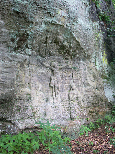 Kreuzigungsrelief im Sandsteinfelsen im oberen Teil des Ortes.