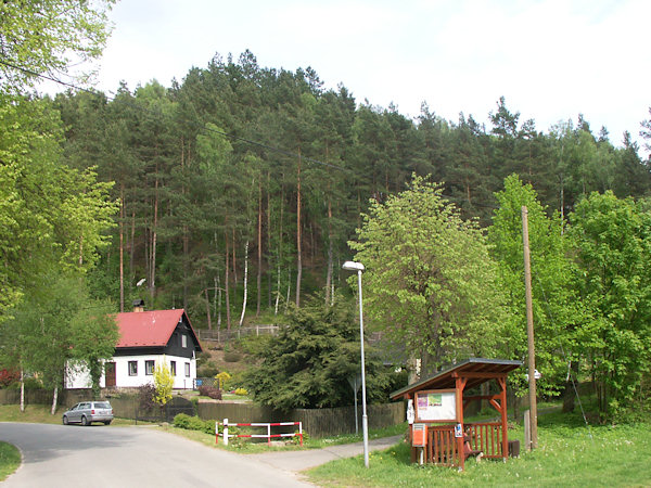 Das Gebiet des ehemaligen Dorfplatzes am Fuße des Berges Bota (Stiefelberg).