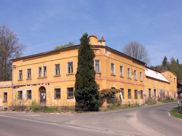 Nejvýraznější budovou v osadě je bývalý Knoblochův hostinec.