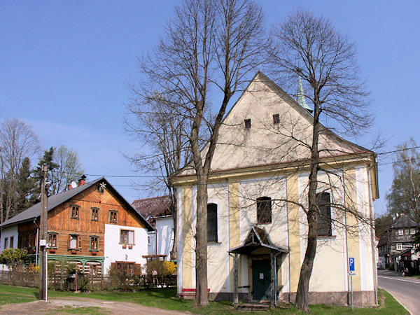 Střed obce s kostelem Čtrnácti sv. Pomocníků.