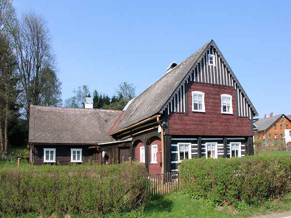 Roubený dům v centru obce.