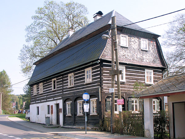 Denkmalgeschütztes Holzhaus Nr. 126.
