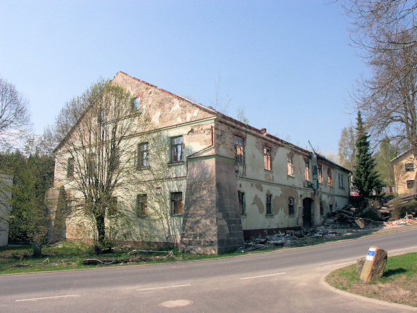 Bývalý hostinec U Zámku zničený požárem v roce 2012.