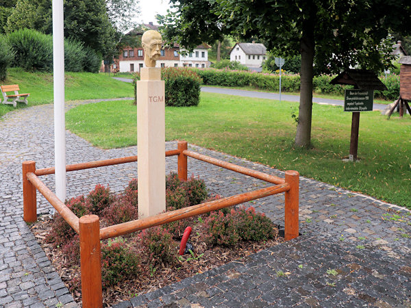 Denkmal T.G. Masaryks im Park gegenüber der Kirche.