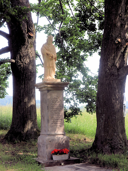 Sokl bývalé sochy sv. Jana Nepomuckého na návrší za hřbitovem.