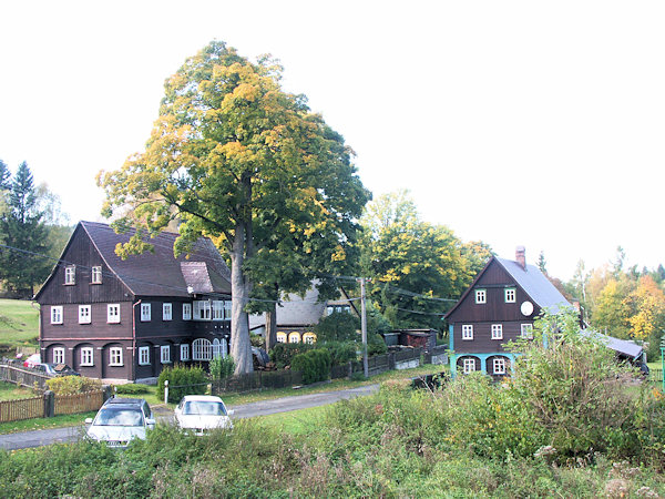 Roubené domy u silnice do Jonsdorfu.