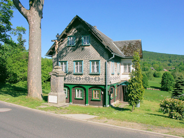 Haus Nr. 10 mit dem renovierten Kreuz.