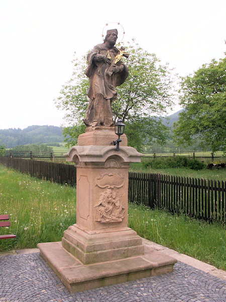 Die Statue des hl. Johannis von Nepomuk vor der Kirche.