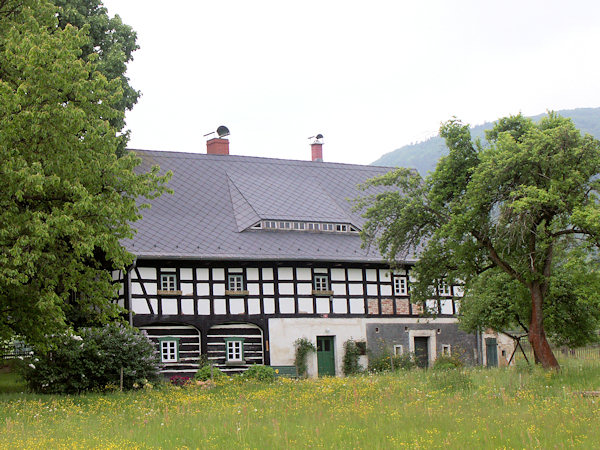 Das denkmalgeschützte Bauerngut neben der Kirche.