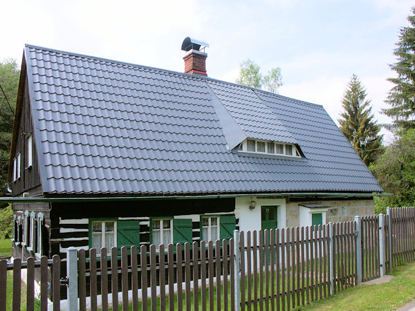 Denkmalgeschütztes halb-hölzernes Haus am oberen Ende des Dorfes.